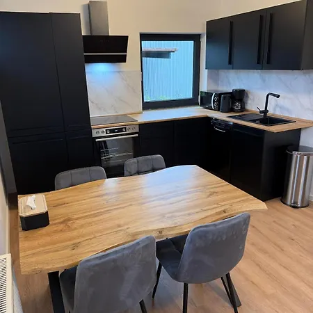 Modernes Mit Parkplatz Und 24h Check-in Apartmán *
